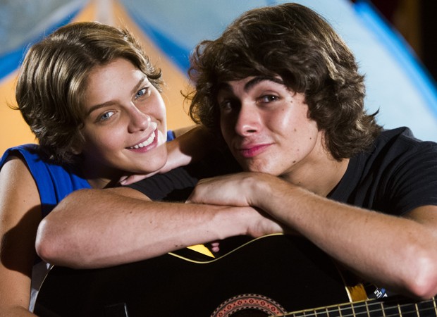 Rafael Vitti e Isabella Santoni ignoram fãs e são vaiados na porta da Globo