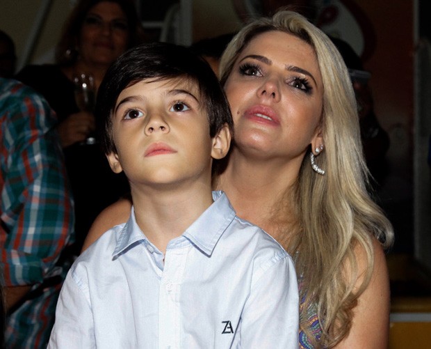 Mari Alexandre usa filho para se aproximar de jogador