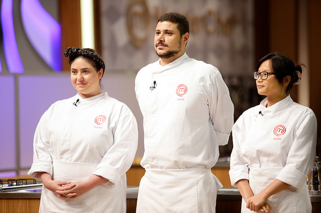 Izabel, Raul e Jiang disputam a semifinal do "MasterChef". Foto: Band/Carol Gherardi