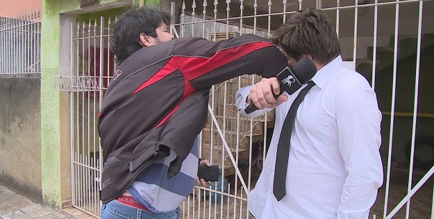 Lucas Salles é agredido durante gravação de reportagem para o "CQC". Foto: Reprodução/Band