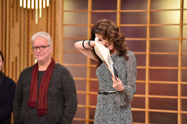 Ana Paula Padrão lê o nome do vencedor do "MasterChef". Foto: Band/Lucas Ismael