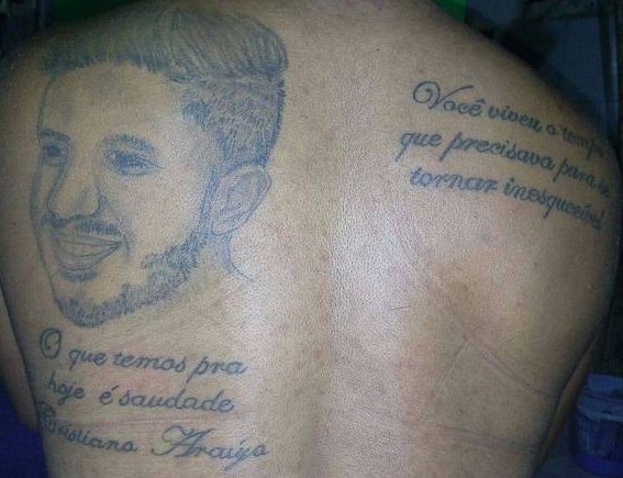 Eliane tatuou o rosto do cantor e trechos de músicas Foto: Reprodução Facebook