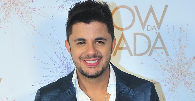 Fã se muda para Goiânia para visitar túmulo de Cristiano Araújo todos os dias