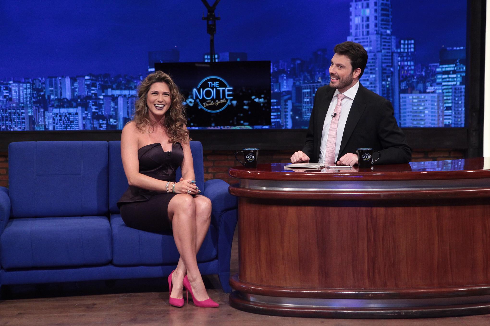 Lívia Andrade esclarece polêmicas e faz “macumba” para Danilo Gentili no “The Noite”