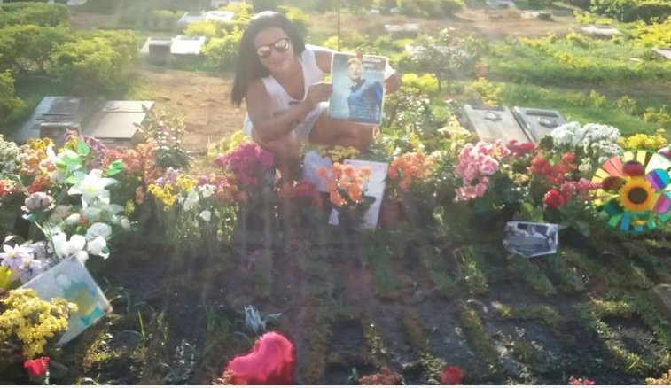 Eliane se mudou para Goiás para ficar mais perto do túmulo de seu ídolo, Cristiano Araújo Foto: Reprodução Facebook