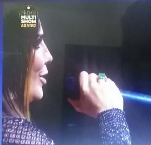 Ivete Sangalo com o rosto diferente durante premiação musical. Foto: Reprodução