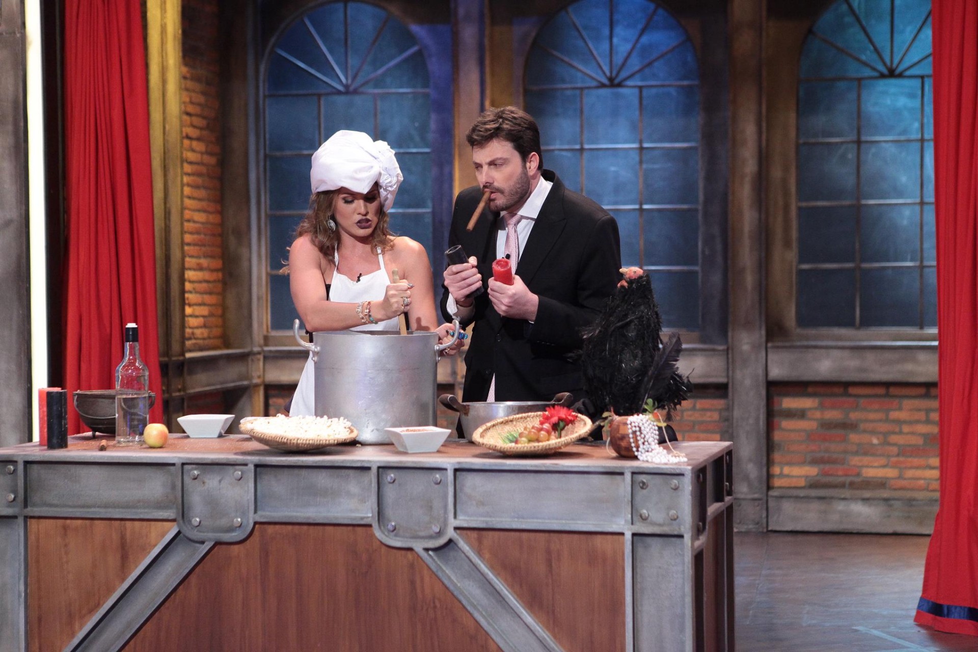 Lívia Andrade brinca com fama de macumbeira no "The Noite". Foto: SBT/Leonardo Nones