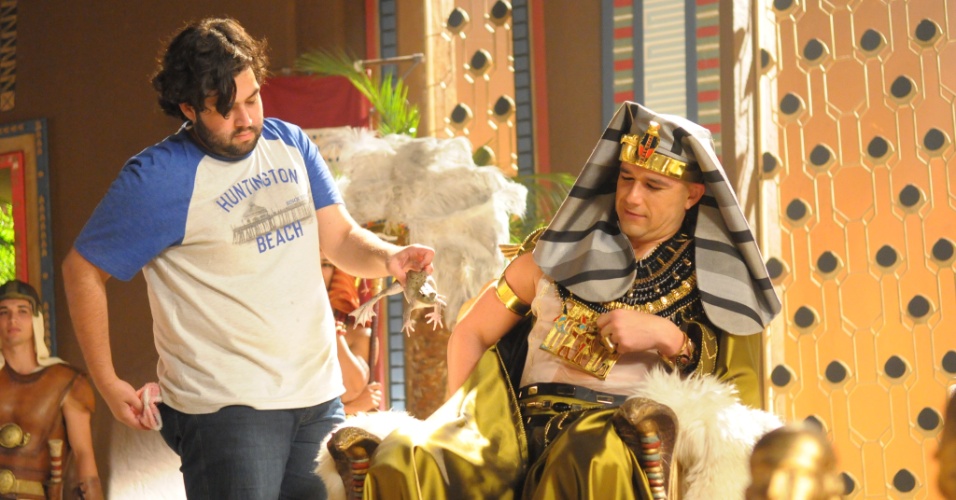 Sérgio Marone gravou com rãs e sapos para a segunda praga de "Os Dez Mandamentos". Foto: Record/Michel Ângelo