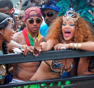 A cantora Rihanna e o piloto Lewis Hamilton. Foto: AKM-GSI