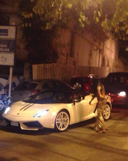 Roberto Carlos conversando com sua vizinha. Foto: Reprodução