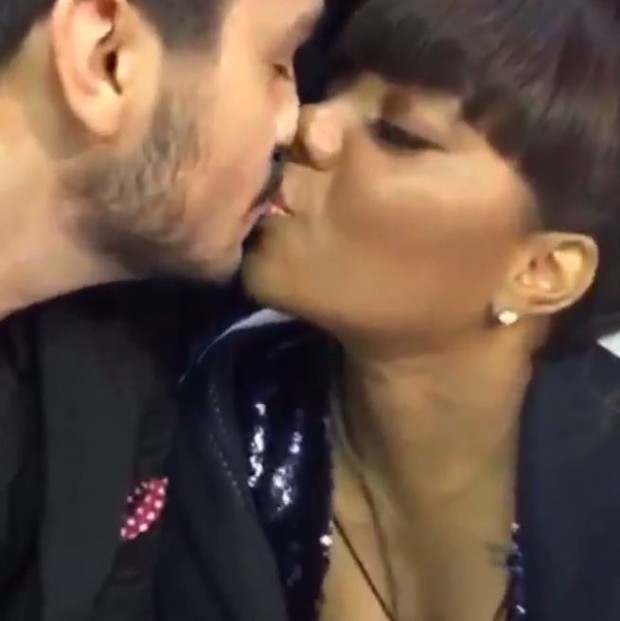 Luan e Ludmilla se beijam nos bastidores de uma premiação. Foto: Reprodução/Instagram