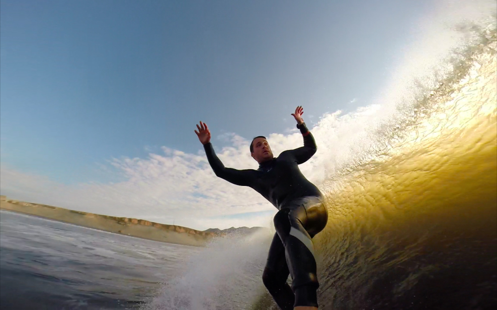 Fernando Navarro surfando na onda mais longa do mundo, em Chicama, Peru. Foto: Divulgação/RedeTV!