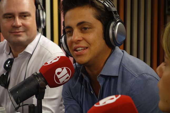 Thammy Miranda elogia atitude de Angelina e Brad Pitt. Foto: Jovem Pan