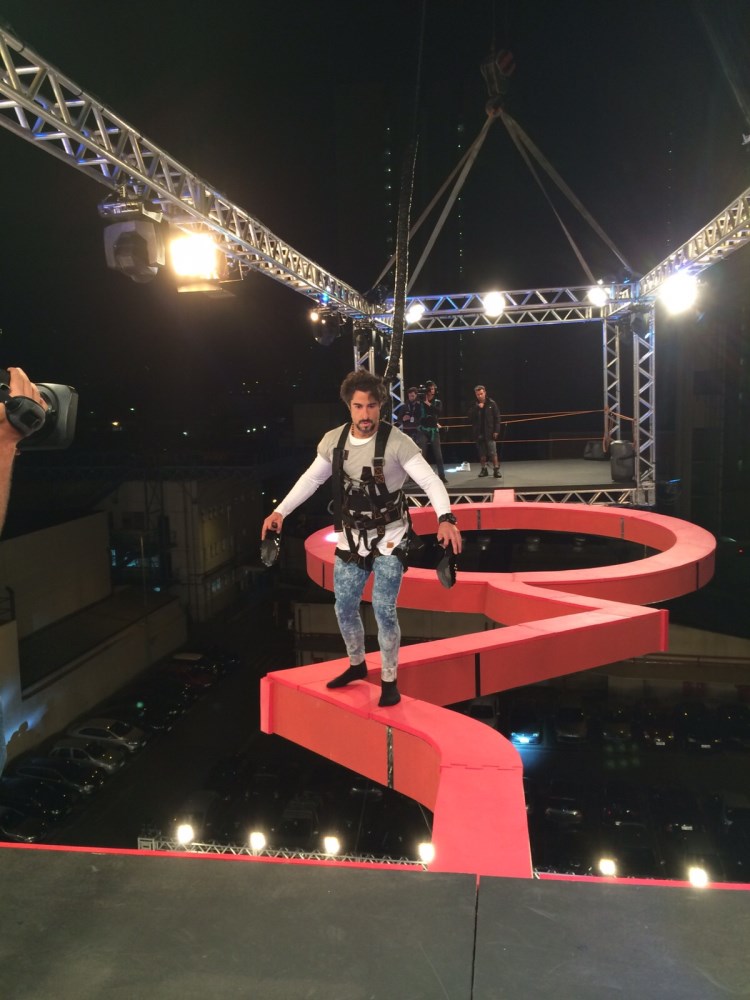 Marcos Mion atravessa ponte suspensa a 15 metros do chão no “Legendários”