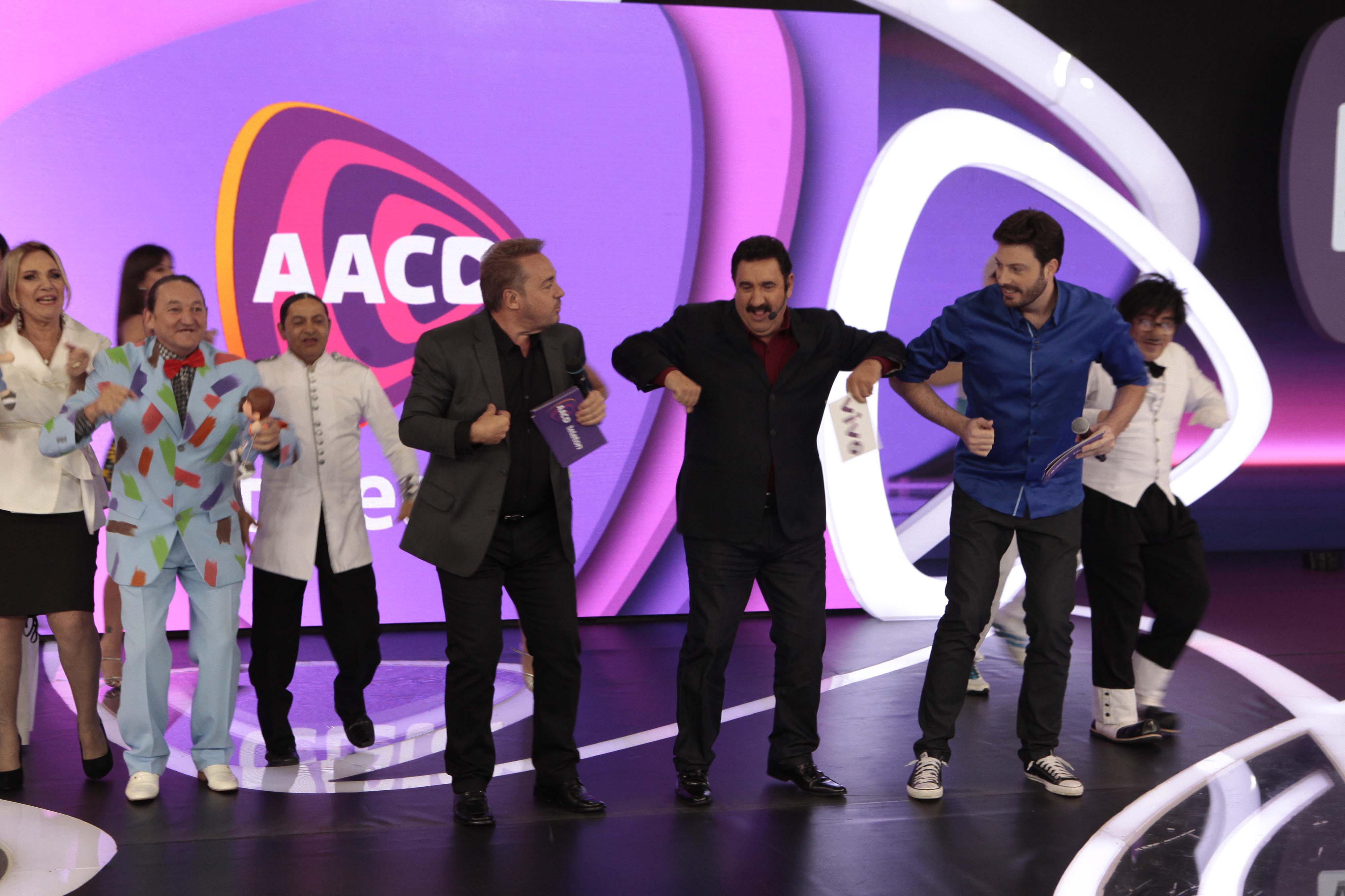 Teleton: Ratinho, Gugu e Danilo dançam “Pintinho Amarelinho”