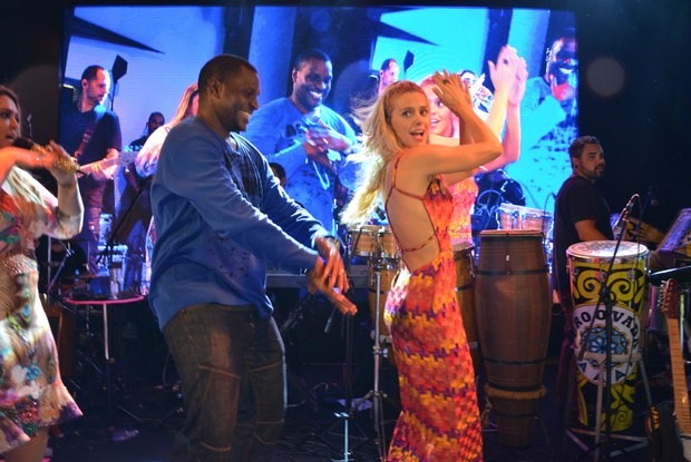 Carolina Dieckmann vai até o chão em festa de lançamento do “Globo de Ouro”