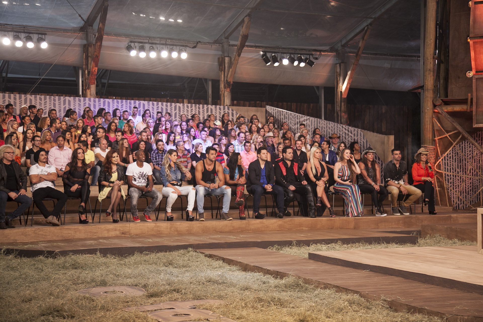 Participantes de "A Fazenda" na estreia da oitava temporada. Foto: Edu Moraes/Record