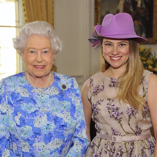 Teleton: Juliana Baroni doa chapéu que usou em encontro com Rainha Elizabeth