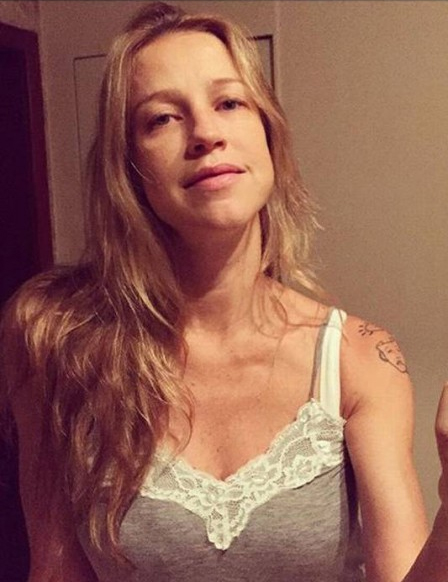 Luana Piovani detona seguidor na internet: “Nem tentando fazer cara de bofe vai conseguir um vintém”