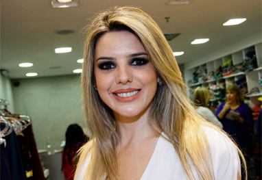 Mari Alexandre aparece sem sutiã em show de Leonardo e Eduardo Costa; veja a foto