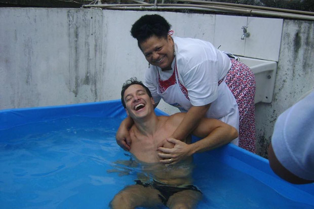 Rodrigo Faro não aguenta calor e fica de sunga em gravação no Rio de Janeiro