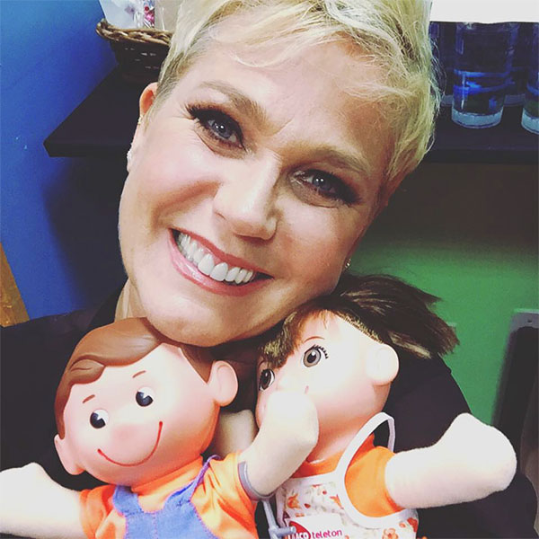 Teleton: Xuxa posa nos bastidores em selfie com Tonzinho e Nina