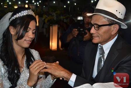 Stefhany Absoluta se casa com homem 26 anos mais velho e chega à cerimônia montada em um jegue