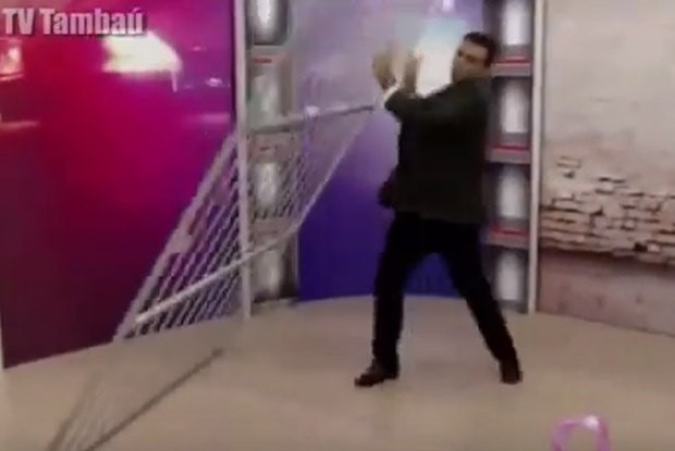 Apresentador de afiliada do SBT se volta com notícia e destrói cenário