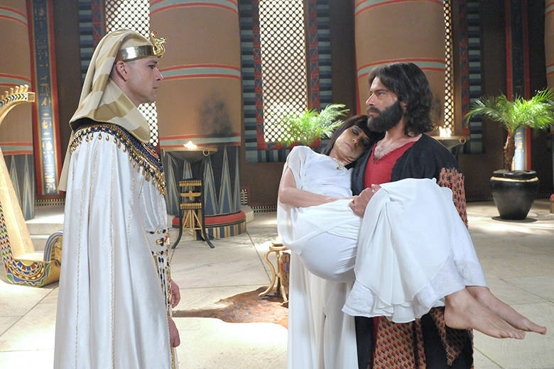 Moisés entrega o corpo de Henutmire a Ramsés. Foto: Munir Chatack/Record