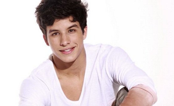 Record assina com Rick Tavares para “Rosa Choque”