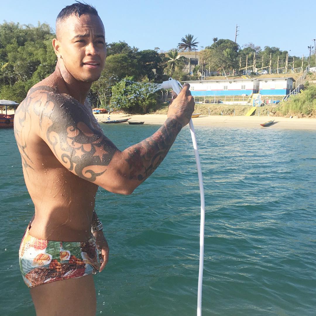 Léo Santana é flagrado com a mão na mangueira; veja a foto