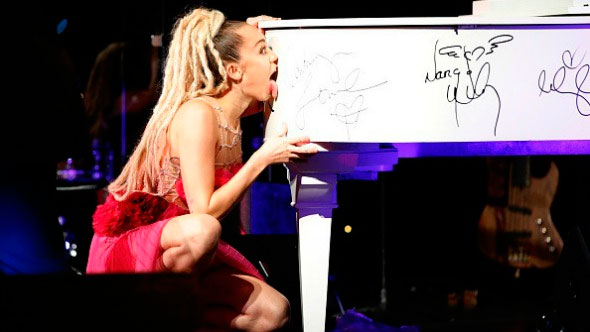 Piano com “lambida” de Miley Cyrus é vendido por R$ 190 mil