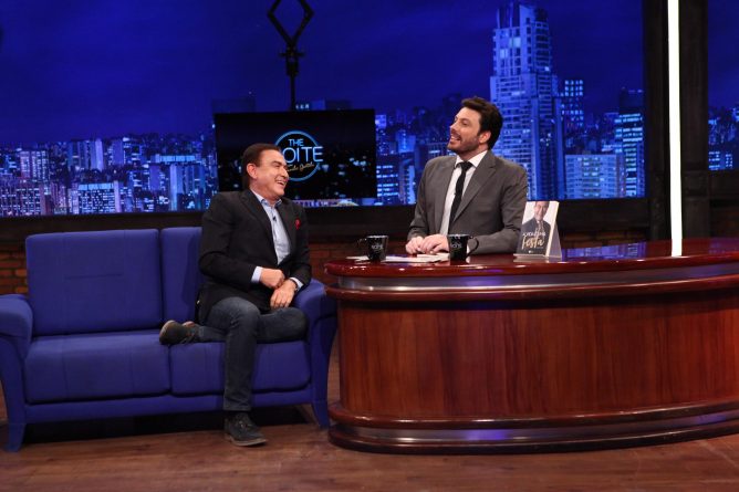 Amaury Jr é recebido com festa por Danilo Gentili no “The Noite”