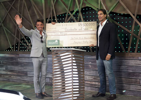 Tarso Marques recebe prêmio do reality exibido em 2012. Foto: Reprodução