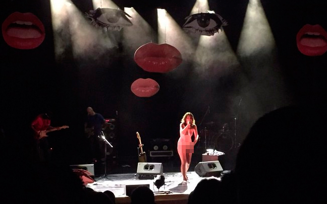 Cantora brasileira fica pelada no palco durante show em São Paulo; veja a foto