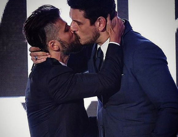 Bruno Gagliasso beija ex de Sabrina Sato durante premiação