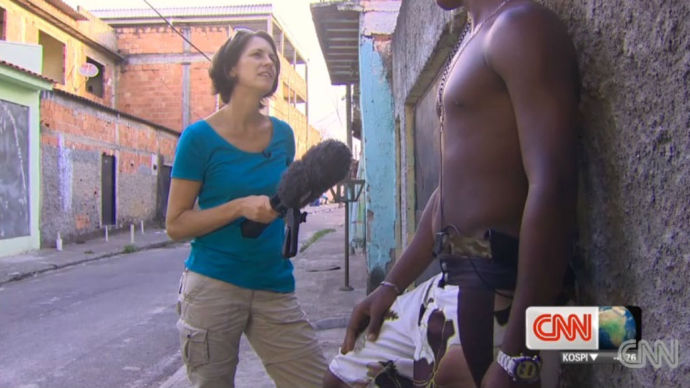 A repórter Shasta Darlington entrevista traficante em favela do Rio de Janeiro.