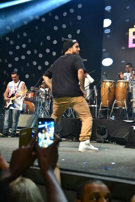 Caio Castro beija e vai embora com morena após noitada no Rio