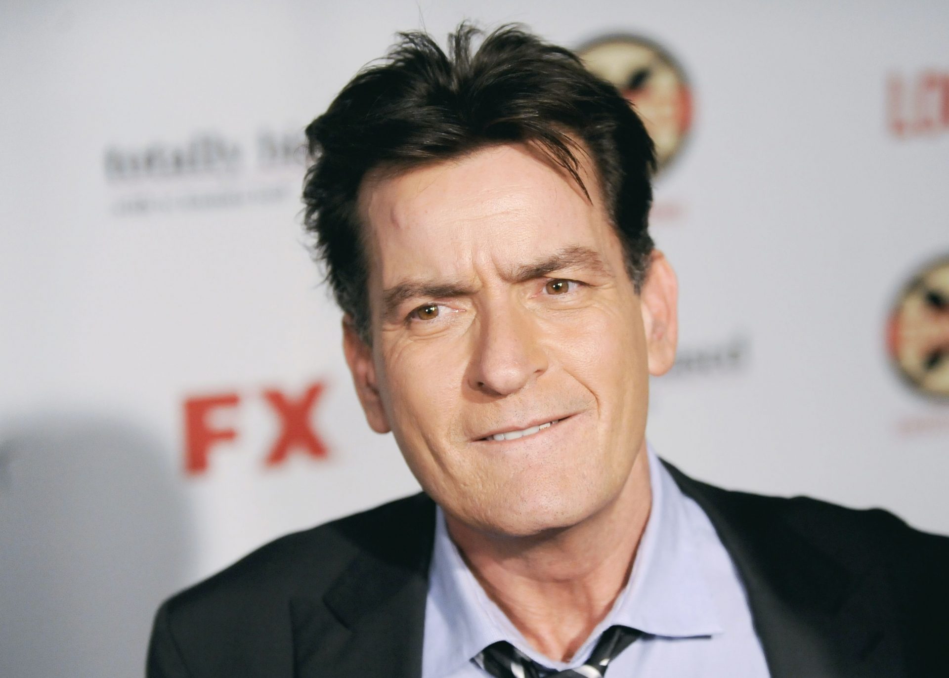 Vídeo mostra Charlie Sheen cheirando cocaína e fazendo sexo oral em homem