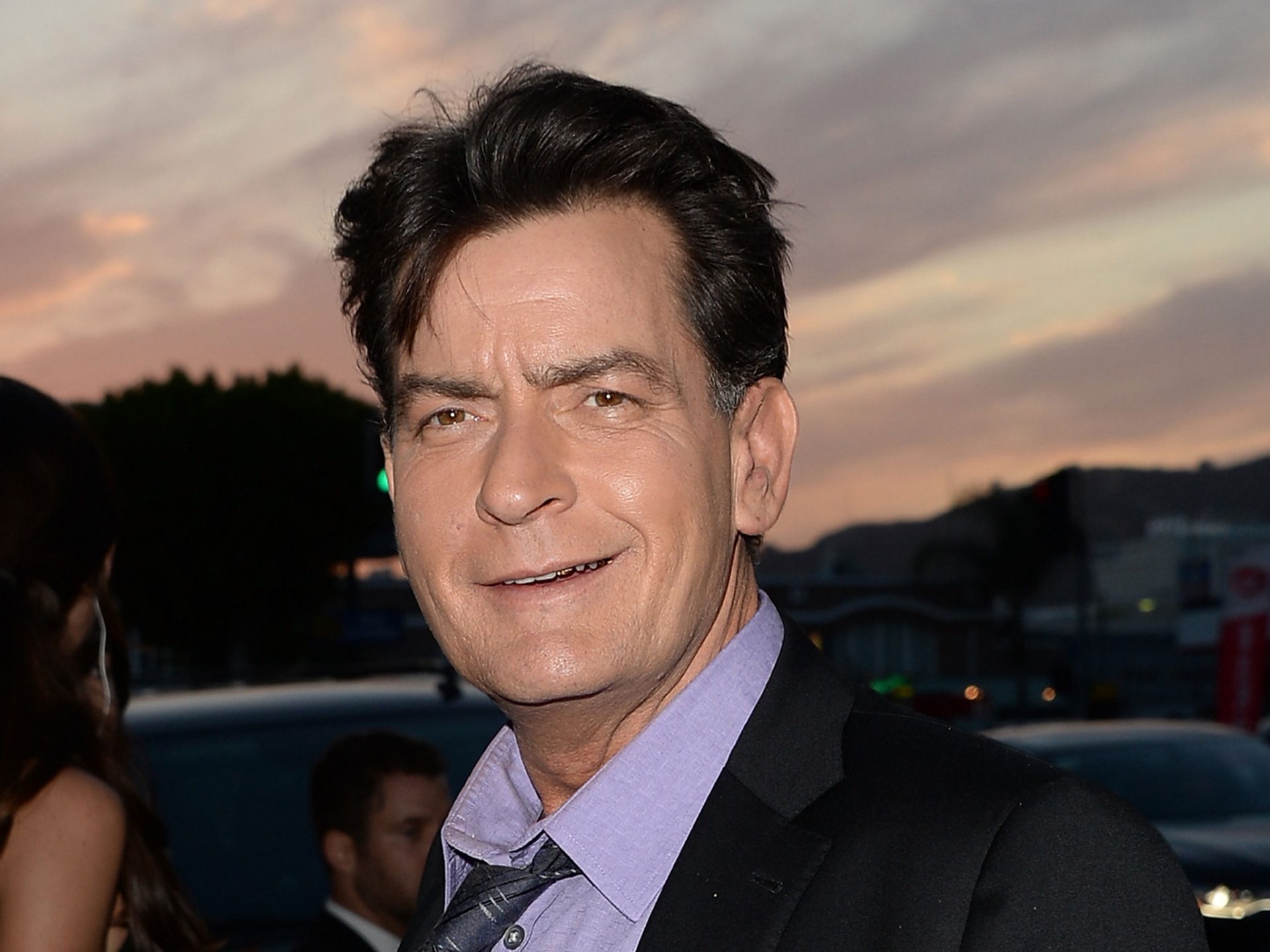 Charlie Sheen pode ser processado por mais de 700 ex-amantes após revelação de que é HIV positivo