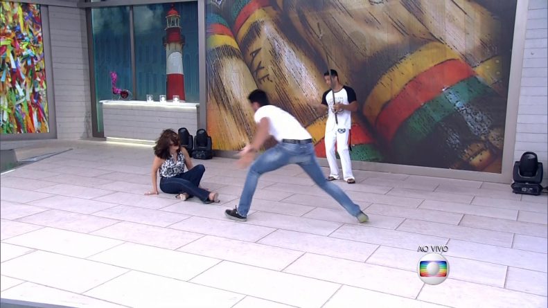 Fátima Bernardes leva tombo durante capoeira no “Encontro”