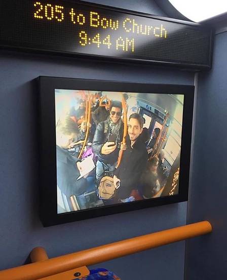 Reynaldo Gianecchini anda de ônibus ao lado de amigo em Londres; veja a foto