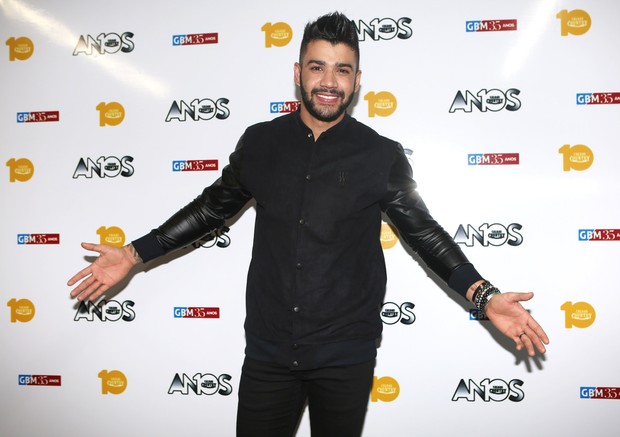 Gusttavo Lima choca seguidores ao postar foto sem camisa e com marca na calça de moletom