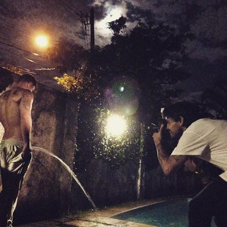 Ator da Globo é fotografado segurando mangueira e fazendo “xixi” na piscina