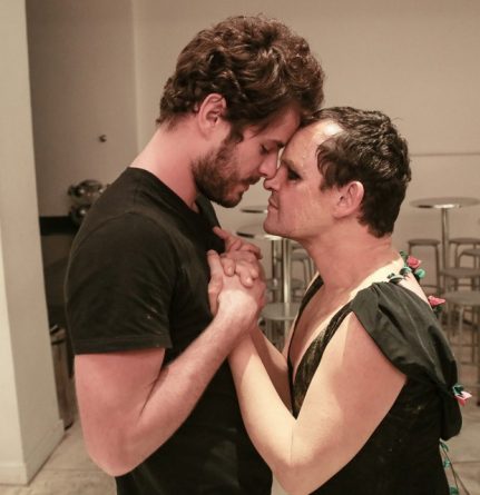 Matheus Nachtergaele recebe carinho de Maurício Destri em estreia de peça