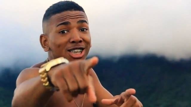 Nego do Borel beija e lambe homem na boca em foto compartilhada no Snapchat