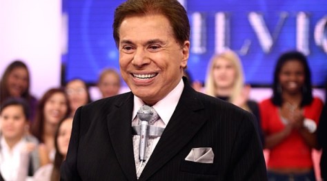 Silvio Santos aparece vestido de noiva em biografia de Amaury Jr; veja a foto