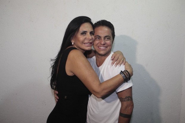 Thammy Miranda curte praia de sunga e mostra pelos no corpo; veja a foto