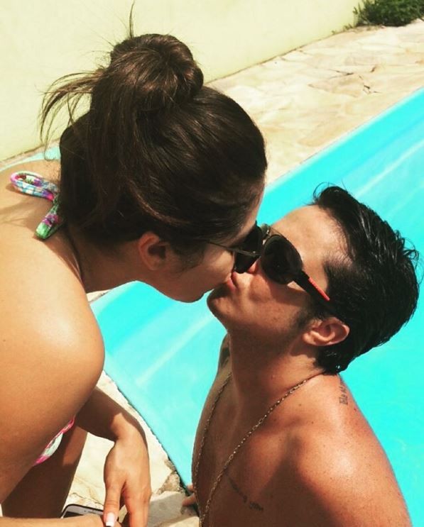 Thammy Miranda, filho de Gretchen, posta foto beijando a namorada na piscina