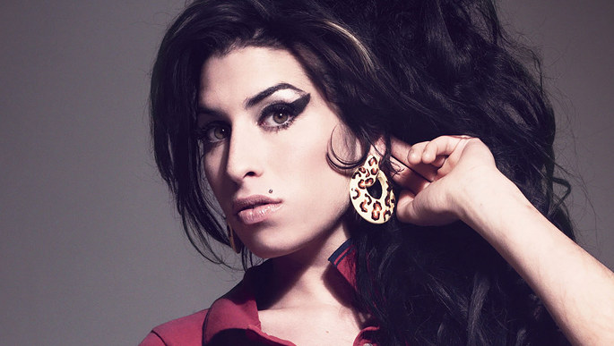 “Ela fala comigo o tempo todo”, afirma pai da cantora Amy Winehouse